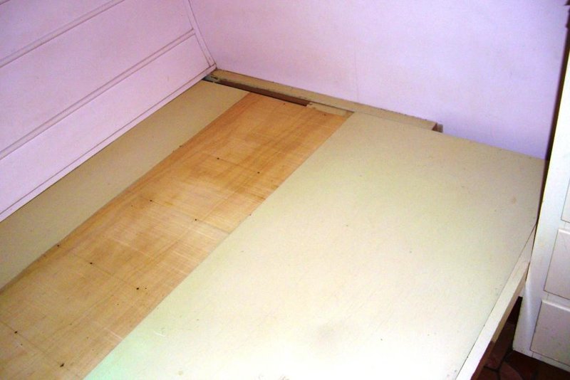 Bed without mattress-c.JPG